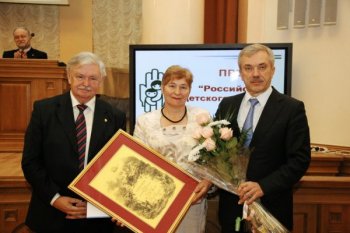 Награждение специальной премией и дипломом Российского детского фонда «Лучший детский библиотекарь России», заведующей Новоуколовской модельной сельской библиотеки Красненского района Валентины Сорокиной